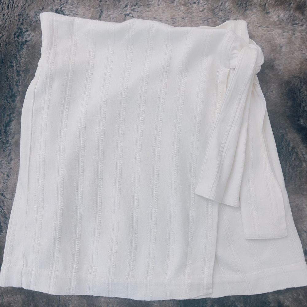 Club Monaco White Wrap Mini Skirt – Size 6